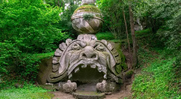 Mostro terrificante nel sacro bosco, con la bocca spalancata e una sfera in cima.