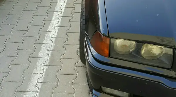 Ile może wystawać koło w samochodzie osobowym? Uniknij mandatów!