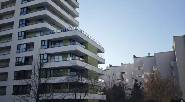 Nowoczesne bloki mieszkalne, zastanawiasz się, ile czynszu za mieszkanie własnościowe?