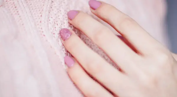 Manicure kombinowany – co to znaczy i dlaczego warto go wypróbować?