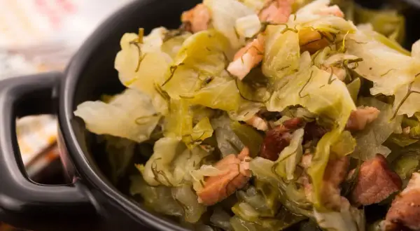 Un plat réconfortant de chou blanc cuisiné avec des lardons, prêt à être dégusté. Une recette simple et savoureuse.
