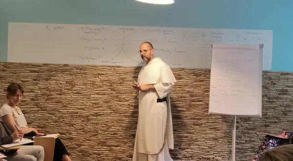 Wykład o tym, jak rozmawiać z niewierzącymi rodzicami o chęci powrotu do kościoła. Na tablicy schemat relacji i trudności.
