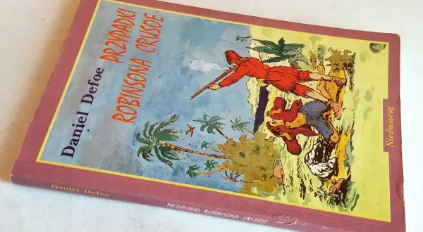 Okładka "Przygód Robinsona Crusoe" Daniela Defoe. Na ilustracji widzimy postacie na tropikalnej wyspie, gdzie jeden z bohaterów, niczym piętaszek, walczy o przetrwanie.