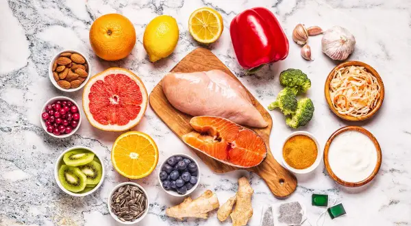 Zdrowe produkty bogate w witaminy rozpuszczalne w tłuszczach: łosoś, kurczak, orzechy, jagody, kiwi, cytrusy, papryka, brokuły, czosnek, imbir, jogurt.