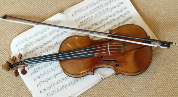 Stradivarius – ile kosztują skrzypce warte miliony? Na zdjęciu piękny instrument i nuty.