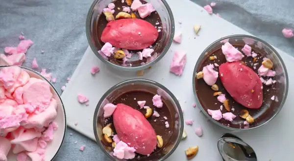 Chokladpudding med hallonsorbet, krossad maräng och nötter. En enkel dessert som ser fantastisk ut.