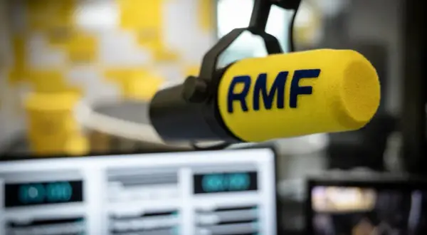 Na jakich falach nadaje RMF FM? Sprawdź częstotliwości w Polsce