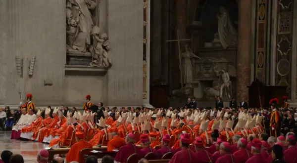 Wielu kardynałów w szatach liturgicznych, zastanawiających się, kto może zostać papieżem.