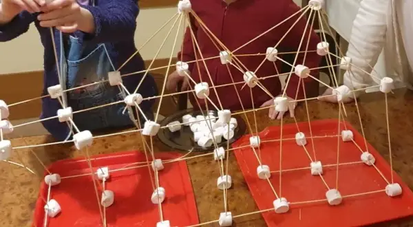 Zajęcia integracyjne: skuteczne metody na budowanie zaufania w klasie