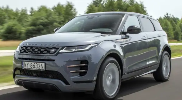 Szary Range Rover Evoque w ruchu. Czy land rover evoque jest awaryjny? Ten model wygląda na niezawodny, przemierzając malowniczą drogę.