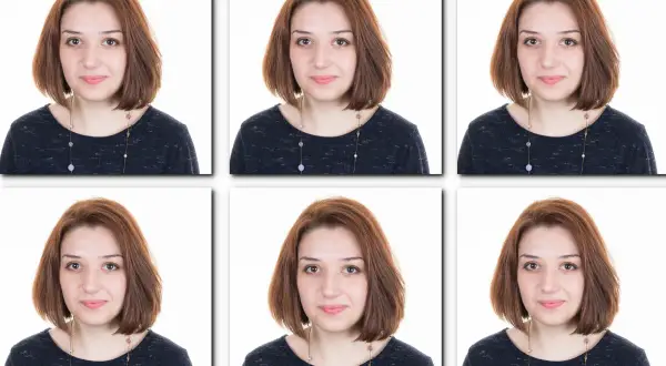 Sześć identycznych zdjęć młodej kobiety z brązowymi włosami, uśmiechniętej, z naszyjnikiem. Tak powinno wyglądać zdjęcie do dowodu.