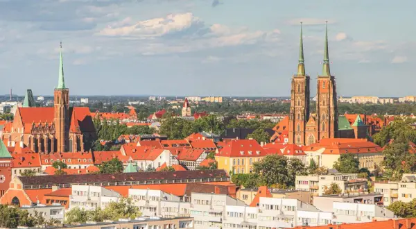 Panorama Wrocławia z dwoma wieżami katedry i kościołem św. Krzyża. Idealne miejsce, by zobaczyć, co we Wrocławiu warto zobaczyć w 1 dzień.