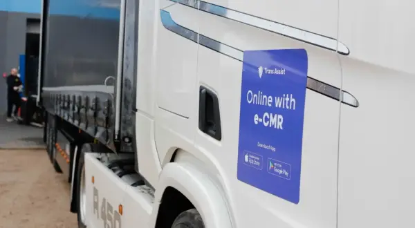 Ciężarówka z naklejką "Online with e-CMR" zachęca do cyfrowego zarządzania dokumentami transportowymi.