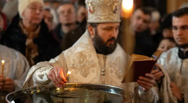 Święcenie wody w kościele – kiedy i dlaczego jest to ważne?