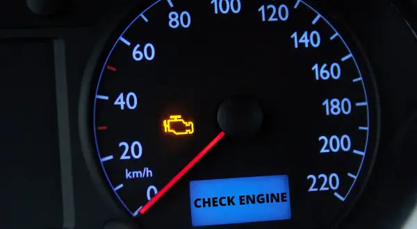 Na desce rozdzielczej świeci się pomarańczowa kontrolka check engine, sygnalizując problem z silnikiem.