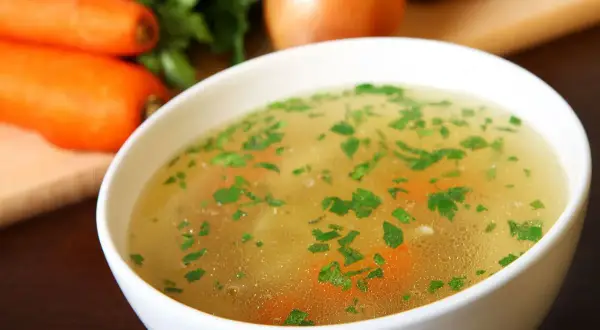 Aromaticzny rosół z marchewką i natką pietruszki. Idealne warzywa do rosołu to podstawa pysznego bulionu.