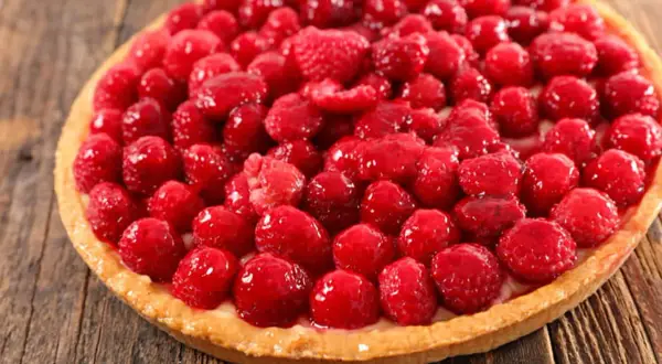 Une délicieuse tarte à la framboise facile, garnie de fruits rouges frais et brillants sur une pâte dorée. Parfait pour un dessert gourmand.