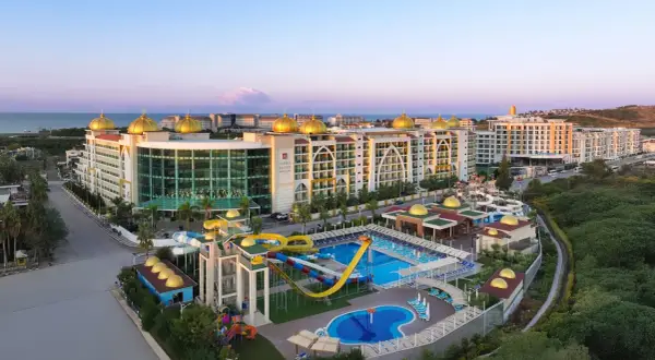 Luksusowy Xafira Deluxe Resort & Spa z basenami, zjeżdżalniami i złotymi kopułami, nad morzem.