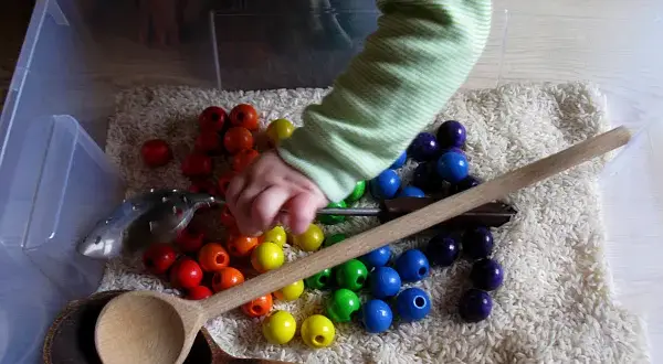 Pudełko Sensoryczne DIY: Jak Stworzyć i Bawić Się z Dzieckiem