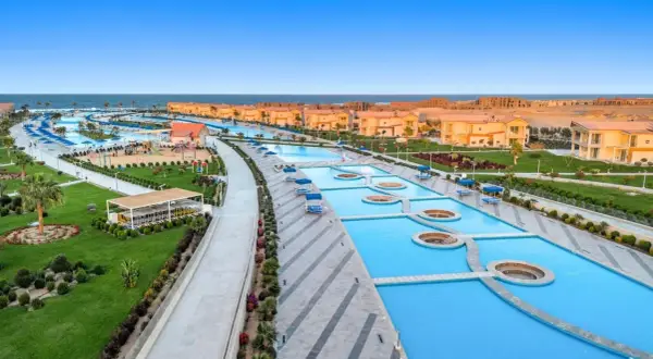 Widok na kompleks basenów i budynków mieszkalnych w Pickalbatros Marsa Alam.