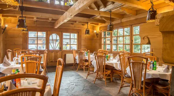 Gdzie zjeść przy Zamku Książ? Odkryj najlepsze restauracje w okolicy