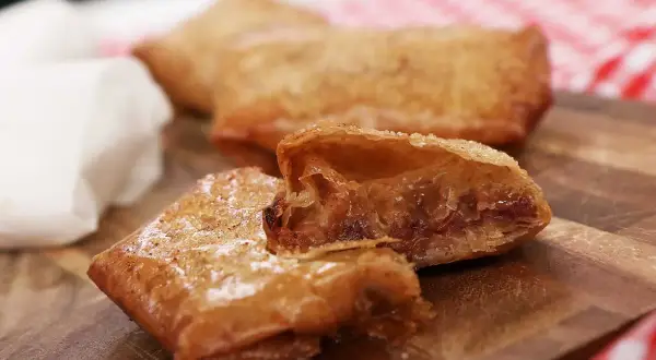 Krispiga filodegsrutor med söt fyllning, perfekta för ett enkelt filodeg recept.