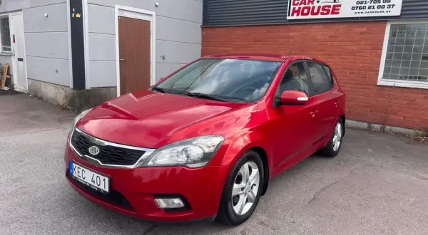 Röd Kia Ceed till salu, parkerad utanför Car House. En pålitlig bil för vardagsbruk.