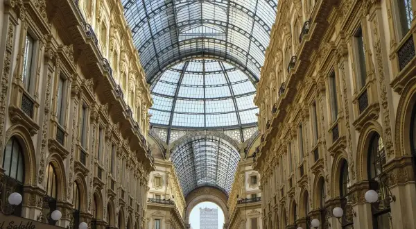 Wspaniałe, zabytkowe arkady Galleria Vittorio Emanuele II w Mediolanie, gdzie nietypowe atrakcje czekają na odkrycie pod szklanym dachem.
