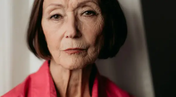 Portret starszej kobiety w różowej bluzce, z naszyjnikiem z pereł. Ewa Woydyłło-Osiatyńska, pierwsza żona, wspomina.