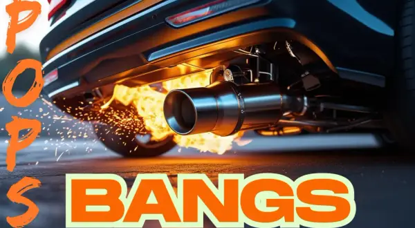 El tubo de escape de un coche lanza llamas y chispas, creando un espectáculo de "pops and bangs" que resuena en la noche.