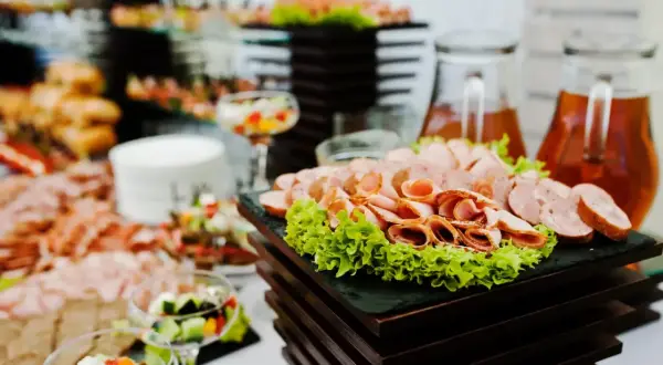 Ile kosztuje catering na urodziny? Sprawdź ceny i oferty!