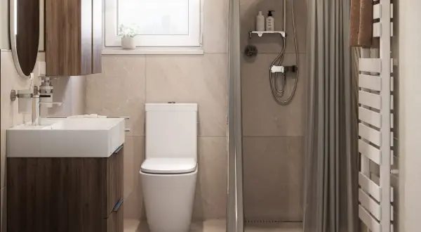 Moderne Badezimmer Ideen: Helle Fliesen, Holzmöbel und eine bodengleiche Dusche schaffen ein stilvolles Ambiente.