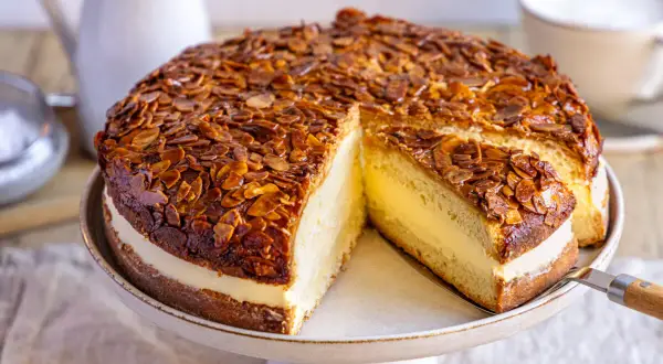 Ein köstlicher Bienenstich Kuchen mit cremiger Füllung und karamellisierten Mandeln. Dieses Bienenstich Rezept ist ein Genuss!
