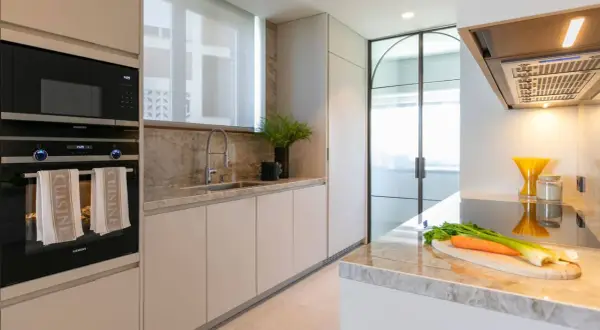 Cocina moderna con electrodomésticos Siemens, encimera de mármol y detalles que inspiran un presupuesto interiorismo.