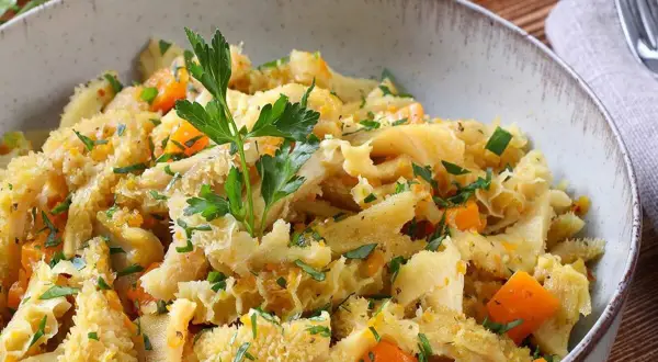 Trippa ricetta della nonna in ciotola, con carote e prezzemolo fresco. Un piatto tradizionale che profuma di casa.