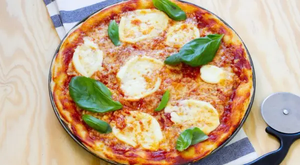 Jak zrobić pizzę Margherita - prosty przepis na idealną pizzę w domu