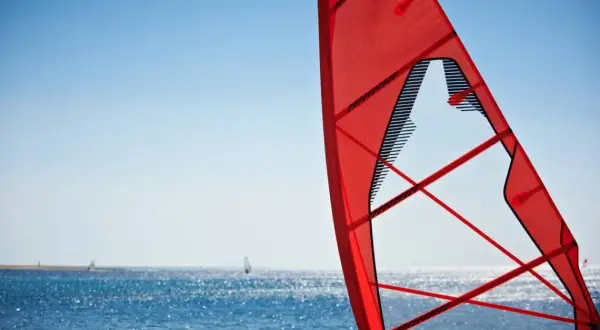 Jak dobrać żagiel do windsurfingu? Poradnik eksperta Aleksa Wysockiego