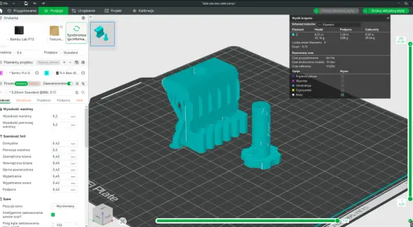 Projektant 3D przygotowuje model silnika do druku 3D, dostosowując parametry warstw i linii.