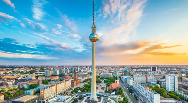 Der Berliner Fernsehturm ragt majestätisch über die Stadt. Ein Wahrzeichen, das die Skyline Berlins prägt.