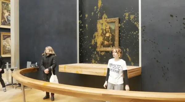 Obraz pokazuje, gdzie znajduje się Mona Lisa, w Luwrze, z żółtą substancją rozbryzganą na ścianie i obrazie.