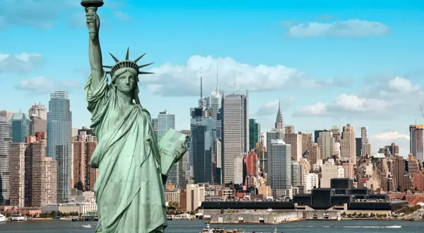 Statua Wolności i panorama Nowego Jorku. Marzenie o wycieczce do USA na własną rękę staje się rzeczywistością.
