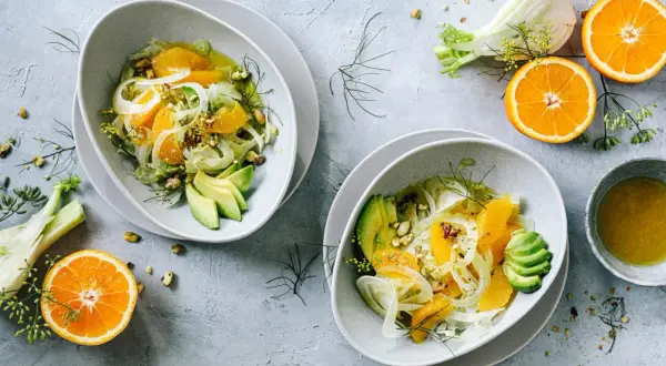 Salade fraîche et colorée de fenouil, orange, avocat et pistaches, arrosée d'une vinaigrette légère. Un délice pour les papilles.