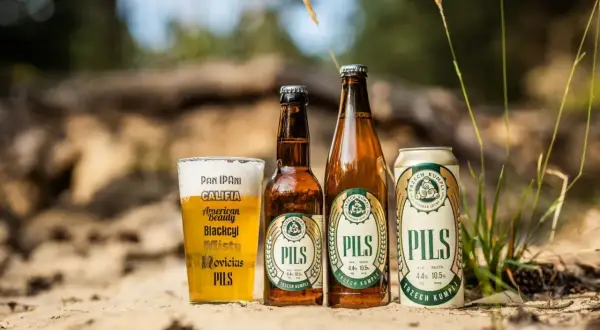Szklanka i butelki piwa lager PILS Trzech Kumpli, a także puszka. Idealne piwo lager przykłady na letni relaks.