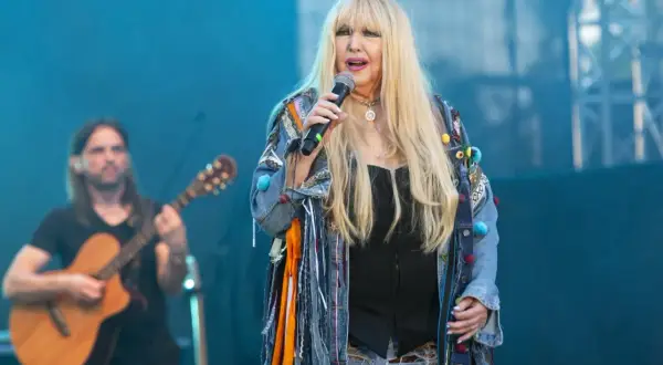Maryla Rodowicz śpiewa "Wielka woda", w tle gitarzysta.