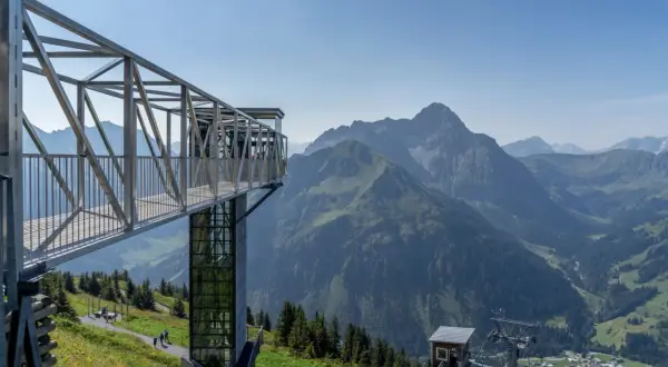 Moderne Aussichtsplattform mit Glasaufzug am Walmendinger Horn, umgeben von majestätischen Alpen.