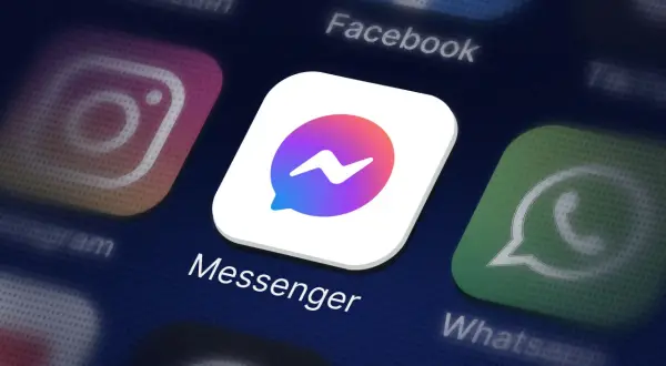 Ikona aplikacji Messenger na ciemnym tle, obok ikon Instagram, Facebook i WhatsApp.
