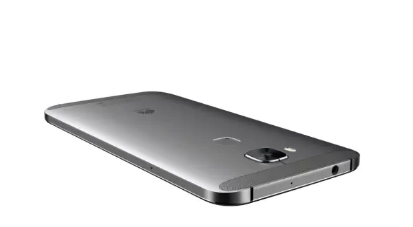 El elegante Huawei GX8 plateado, con su cámara trasera y sensor de huellas dactilares, se muestra en un ángulo dinámico.
