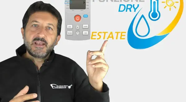 Uomo indica il simbolo deumidificatore condizionatore "DRY" sul telecomando, con grafica estiva.