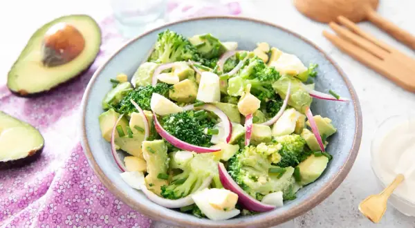 Salade fraîche de brocolis, avocat, œuf dur et oignon rouge. Une recette simple et colorée pour un repas léger.