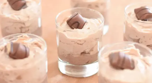 Cremige Desserts in Gläsern, garniert mit einem Stück Kinder Bueno. Diese Kinder Bueno Creme ist ein Genuss!
